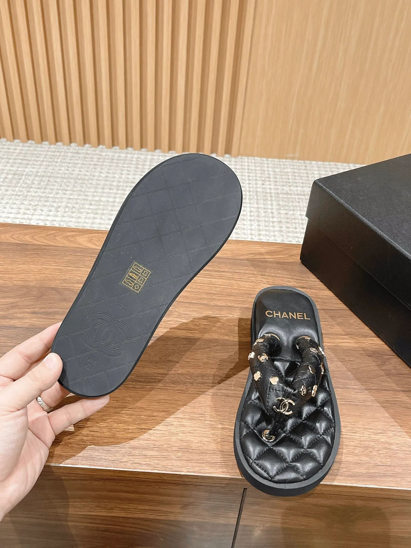 👟👟Ex-factory price 400👟👟 Women's Shoes Women's Clothing Women's Shoes Factory CHANEL Chanel's new 2023 early spring flip-flops, a spring must-have, goddess series, with the elegant and ladylike temperament of Xiangjia, super attractive and irresistible.  Made of original imported top-grade sheepskin material, original molded hardware buckle #electric embroidery. The midsole is wrapped with imported sheepskin, which is soft and comfortable. Original molded lightweight and wear-resistant velvet outsole Size: 35-40M